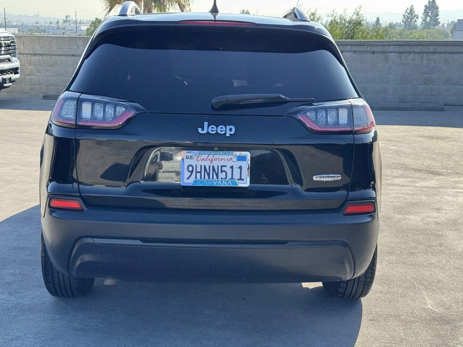 Used 2019 Diamond Black Crystal Pearlcoat Jeep Latitude image 5