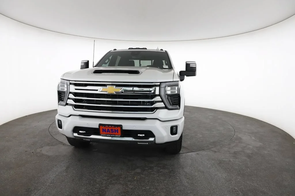 Certified Used 2025 Iridescent Pearl Tricoat Chevrolet High Country image 4