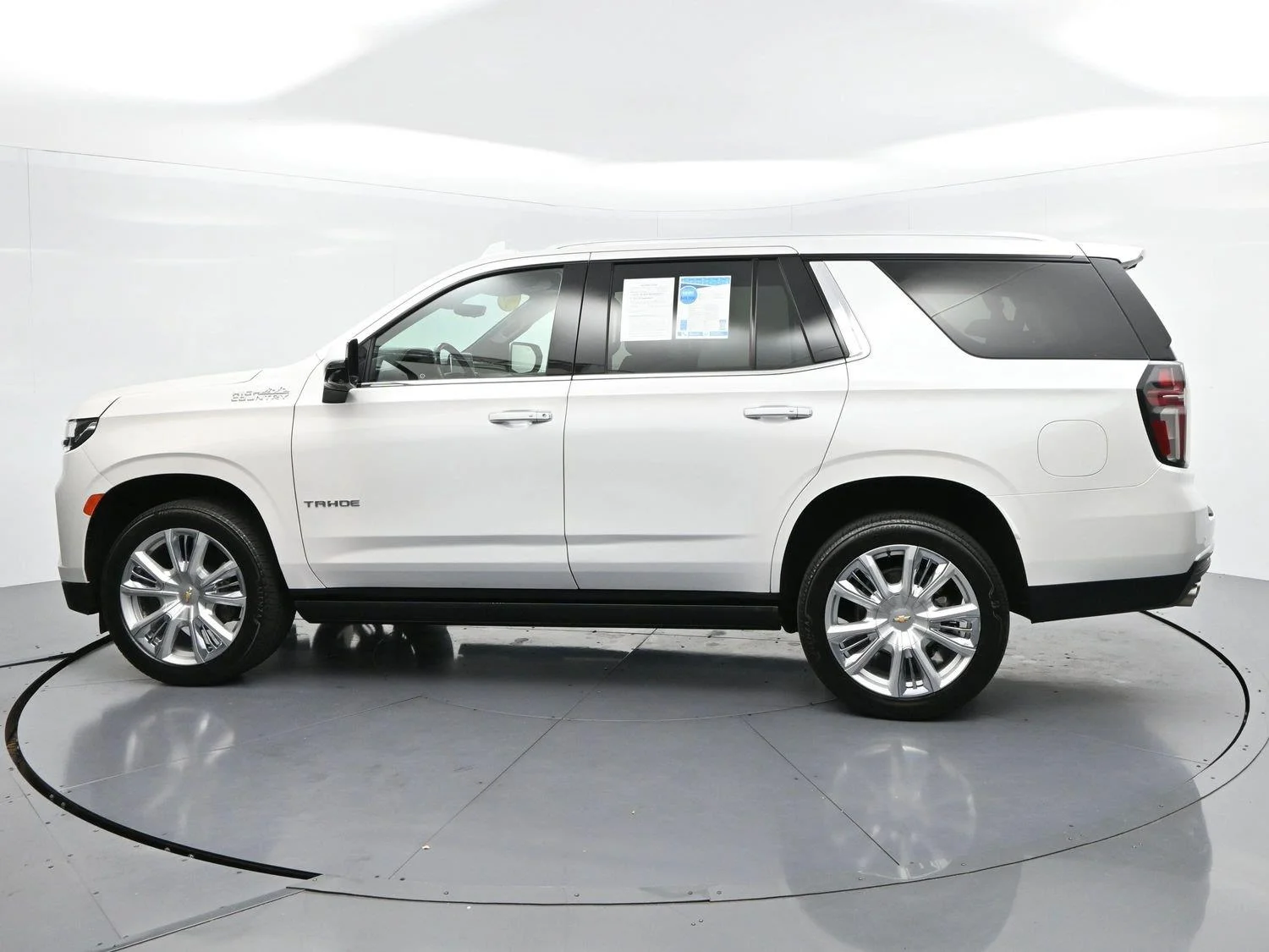 Used 2021 IRIDESCENT PEARL TRICOAT Chevrolet High Country image 4