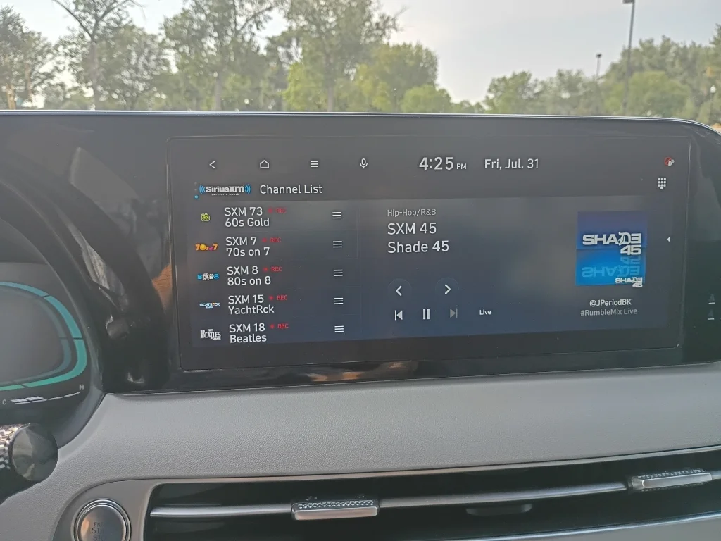 Used 2025  Hyundai SEL image 29