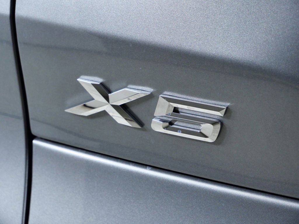 Used 2026 Skyscraper Grey Metallic BMW xDrive40i image 14