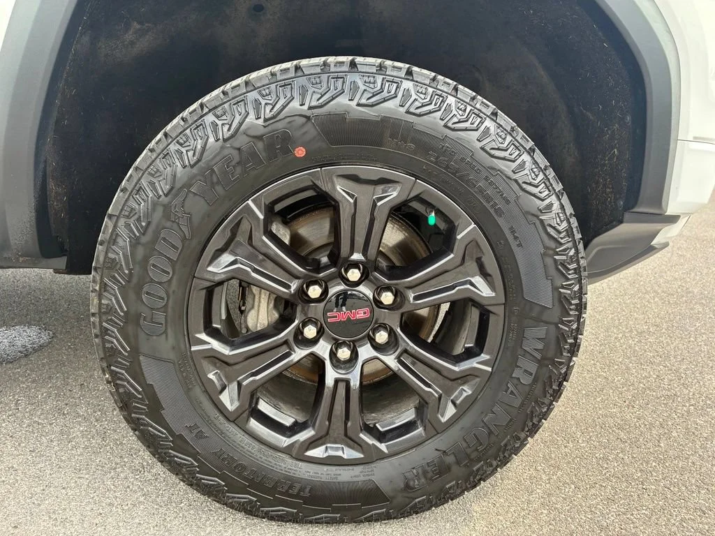 Used 2024 Summit White GMC Elevation image 17