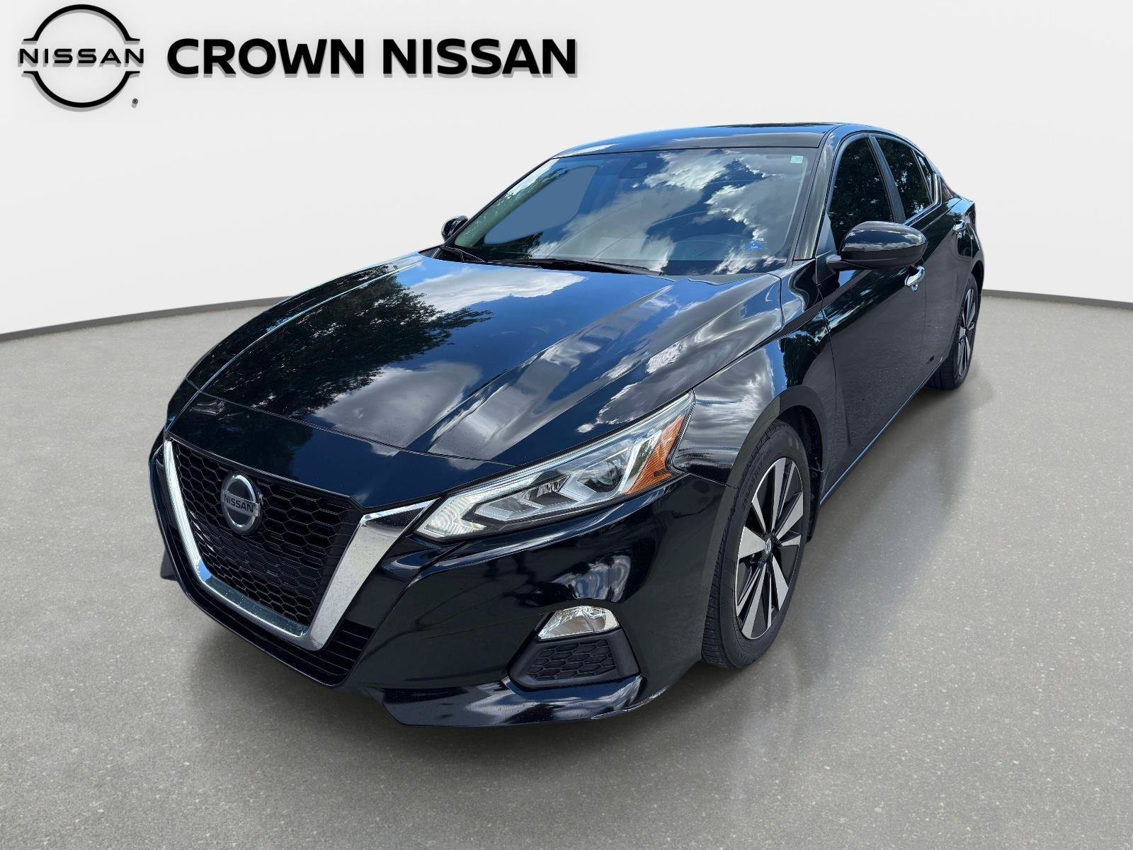 Used 2021 Super Black Nissan 2.5 SV image 1