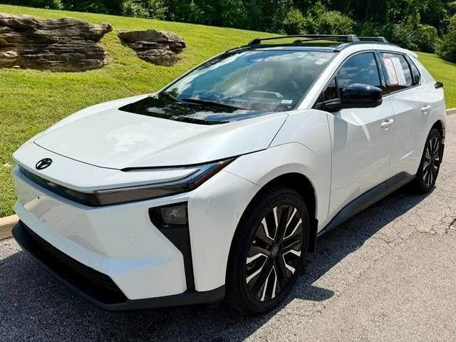 Certified Used 2026 WIND CHILL PEARL Toyota  image 2