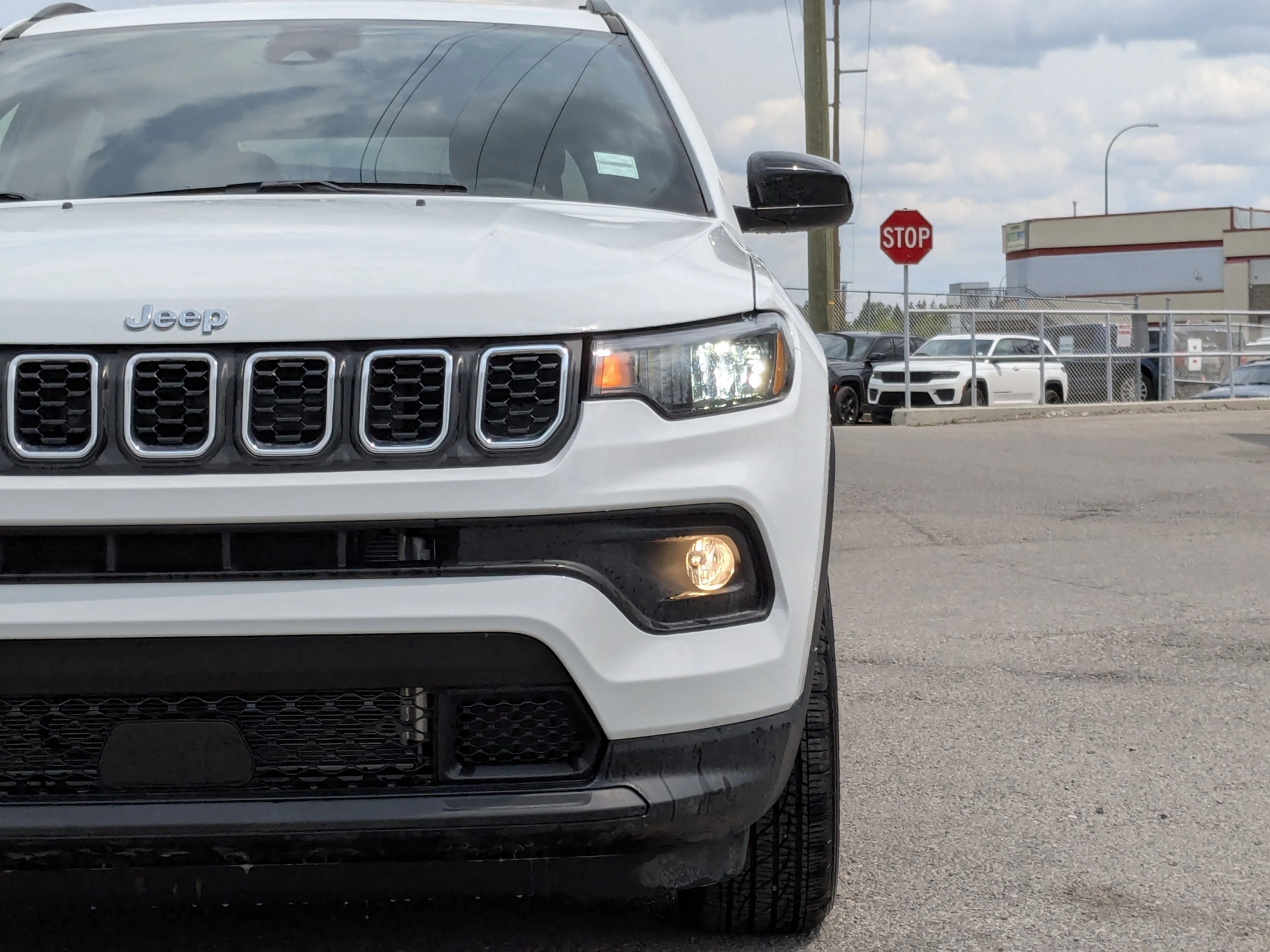 New 2025 White Jeep North - - Front heated seats - Forward Collision Warning - Uconnect 5 with 8.4?inch display image 9