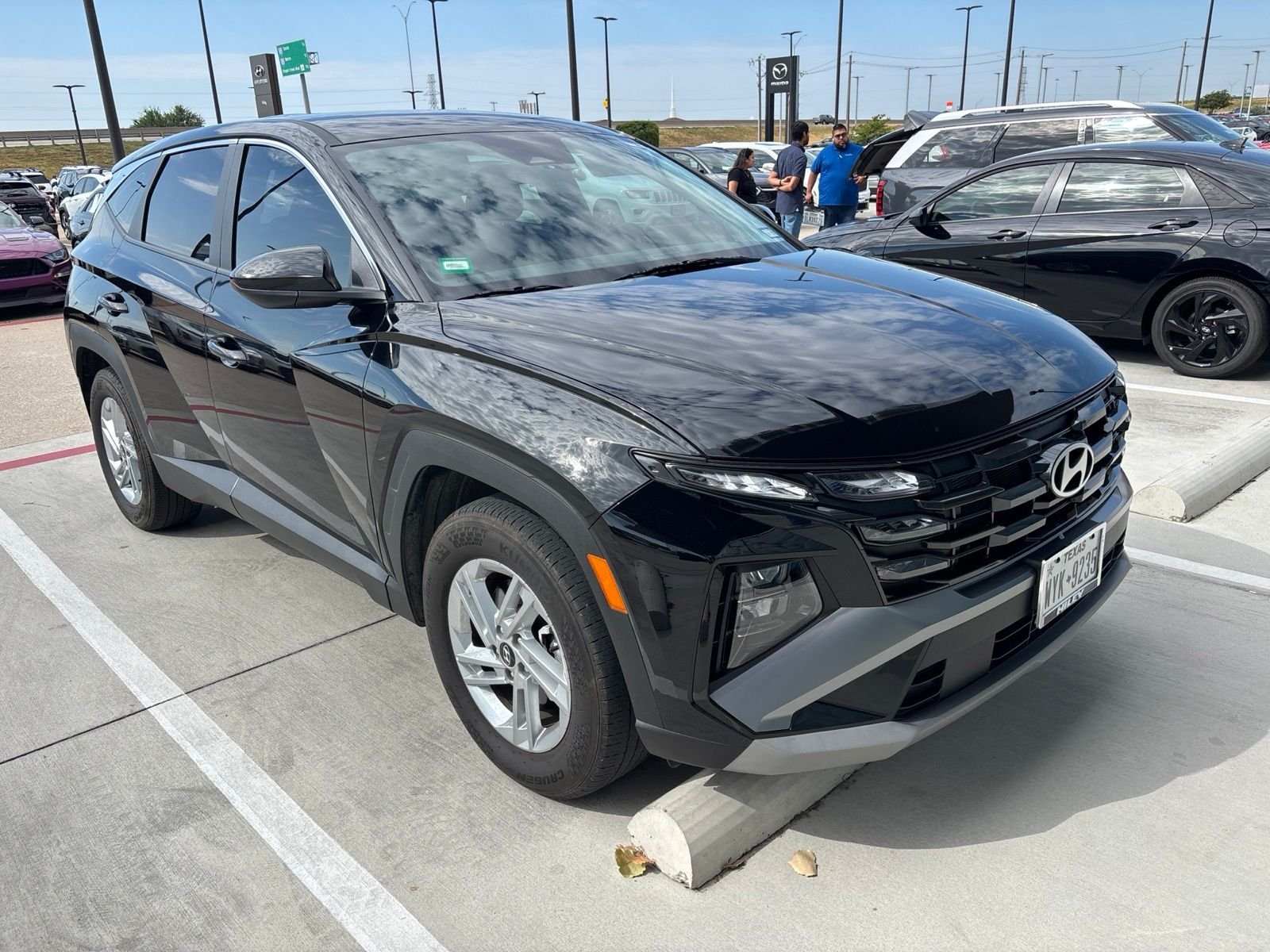 Certified Used 2025 Phantom Black Hyundai SE image 3