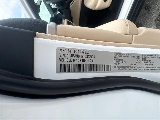 New 2026 Bright White Clear-Coat Exterior Paint Jeep Limited image 32
