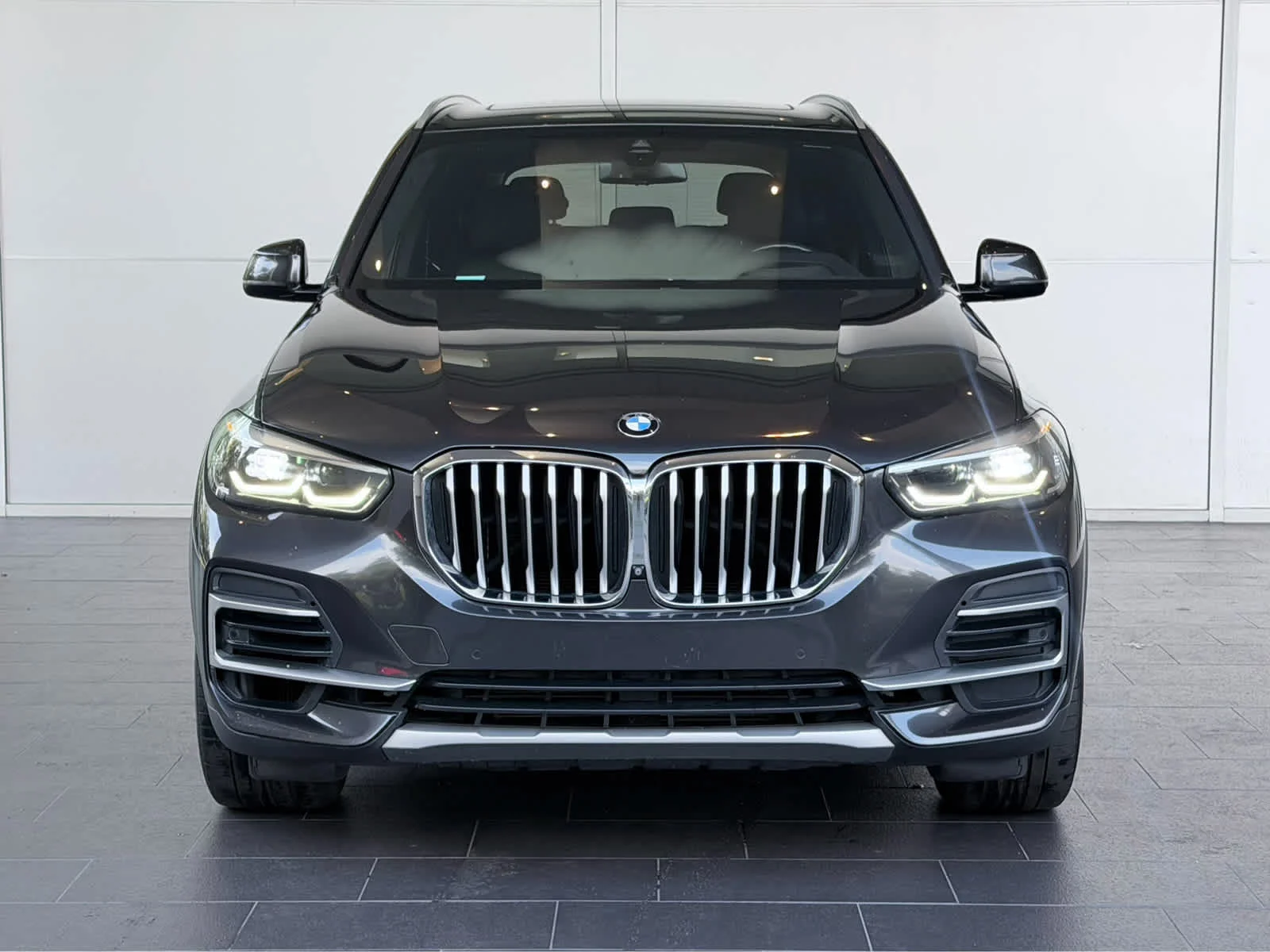 Used 2022  BMW sDrive40i image 2