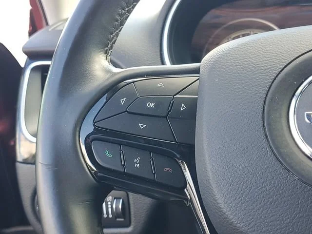 Used 2020 Velvet Red Pear Jeep Altitude image 11
