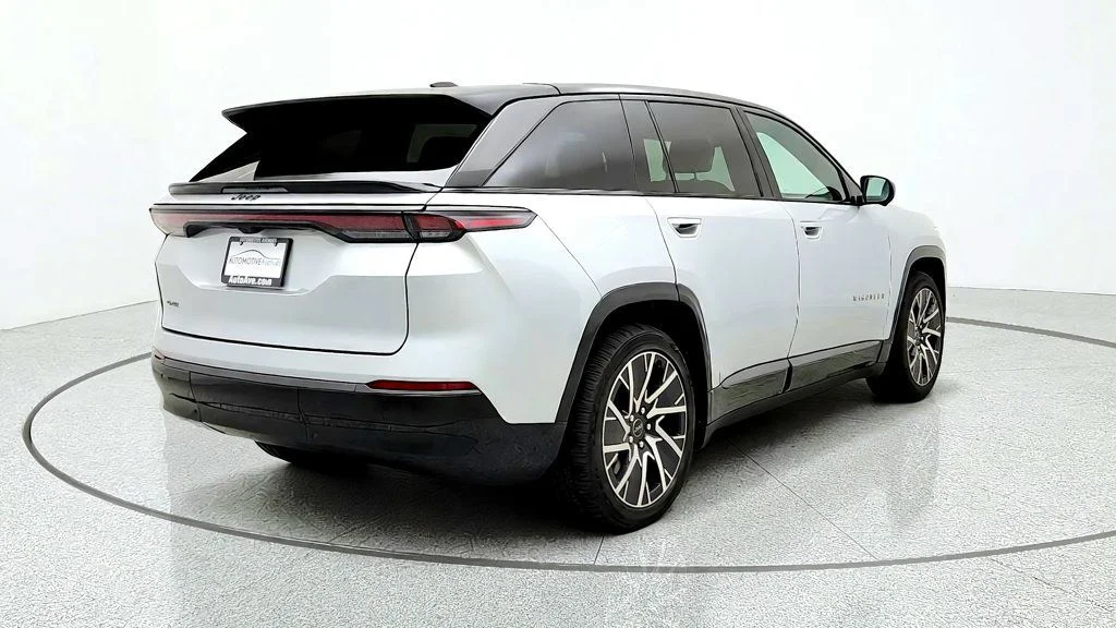Used 2025 Silver Zynith Clearcoat Jeep Limited AWD w/ Dark Appearance Package & Titanium Accents image 5