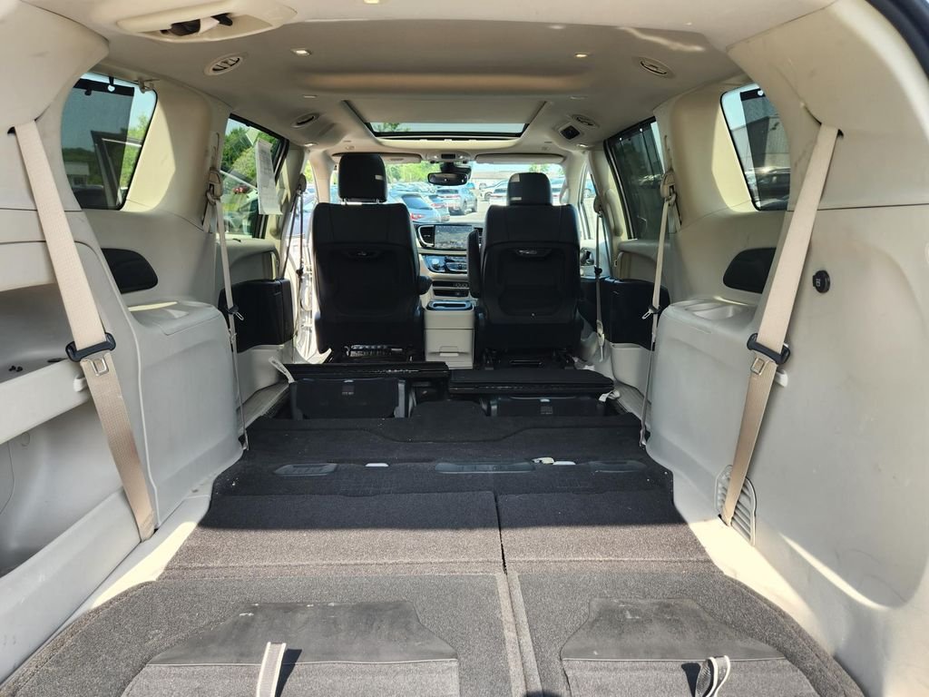 Used 2022 Silver Chrysler Touring L image 22