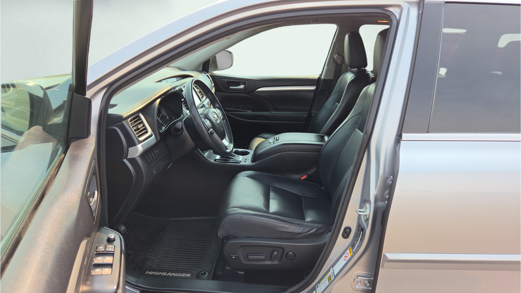 Used 2014 Silver Toyota XLE V6 image 42