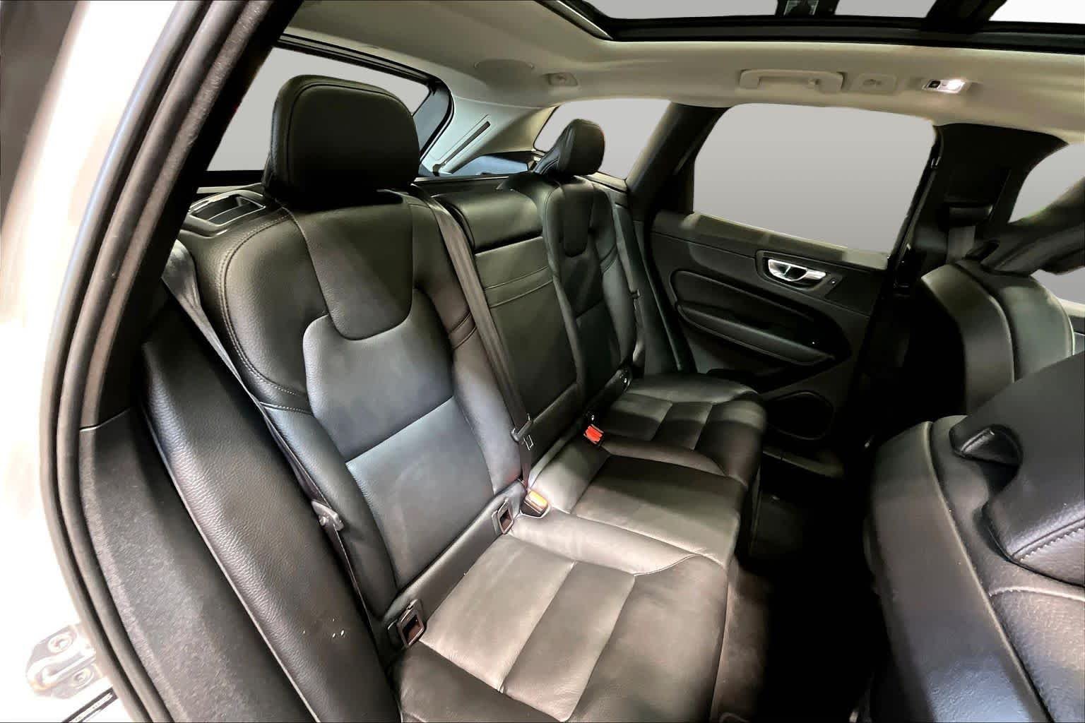 Used 2019 Bright Silver Metallic Volvo Momentum image 19