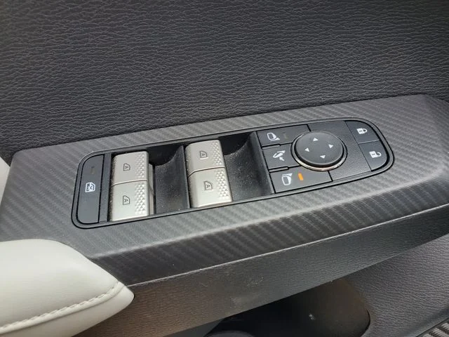 Used 2025  Mitsubishi SE image 10
