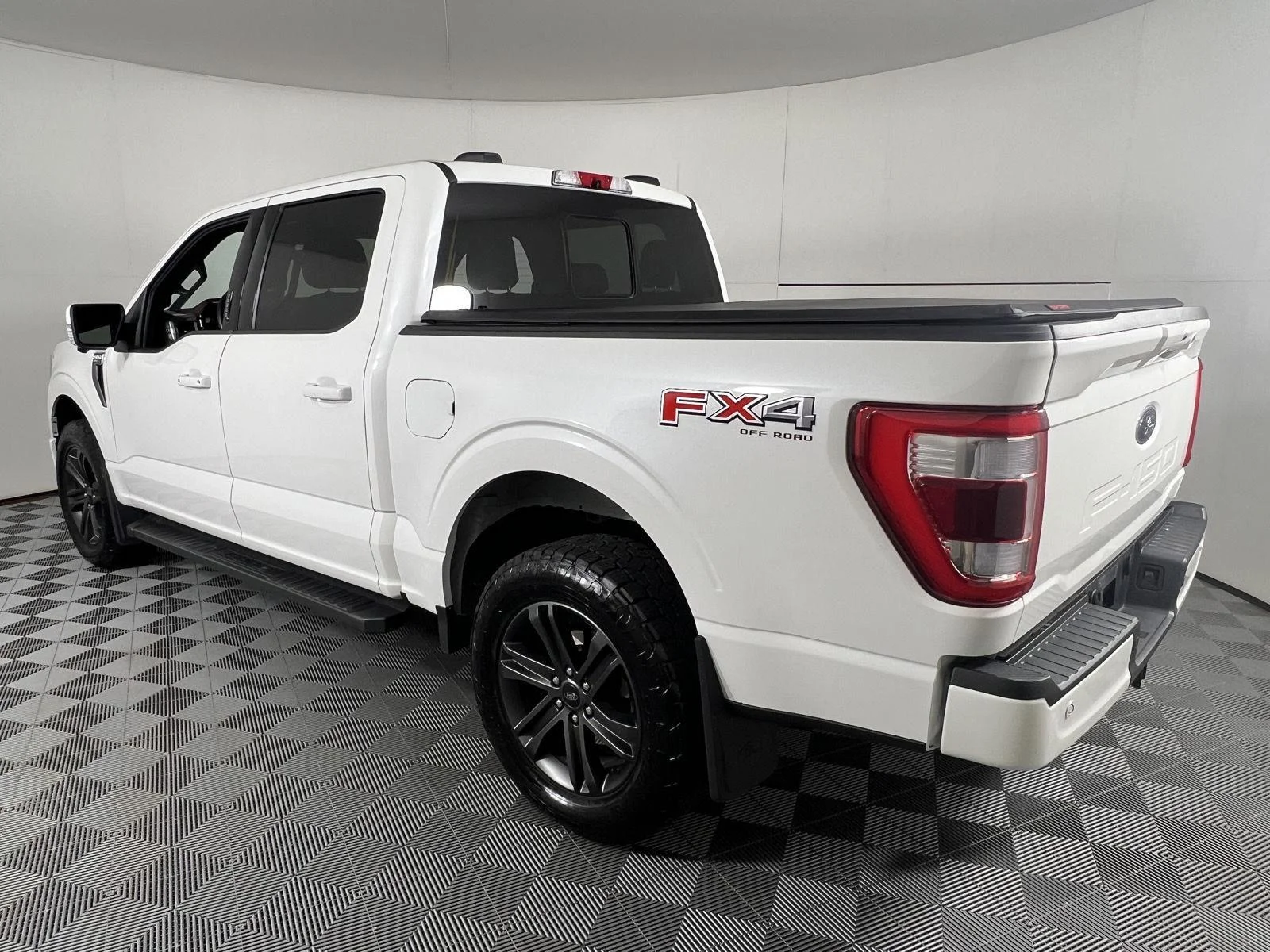 Used 2022 Star White Metallic Tri-Coat Ford LARIAT image 9