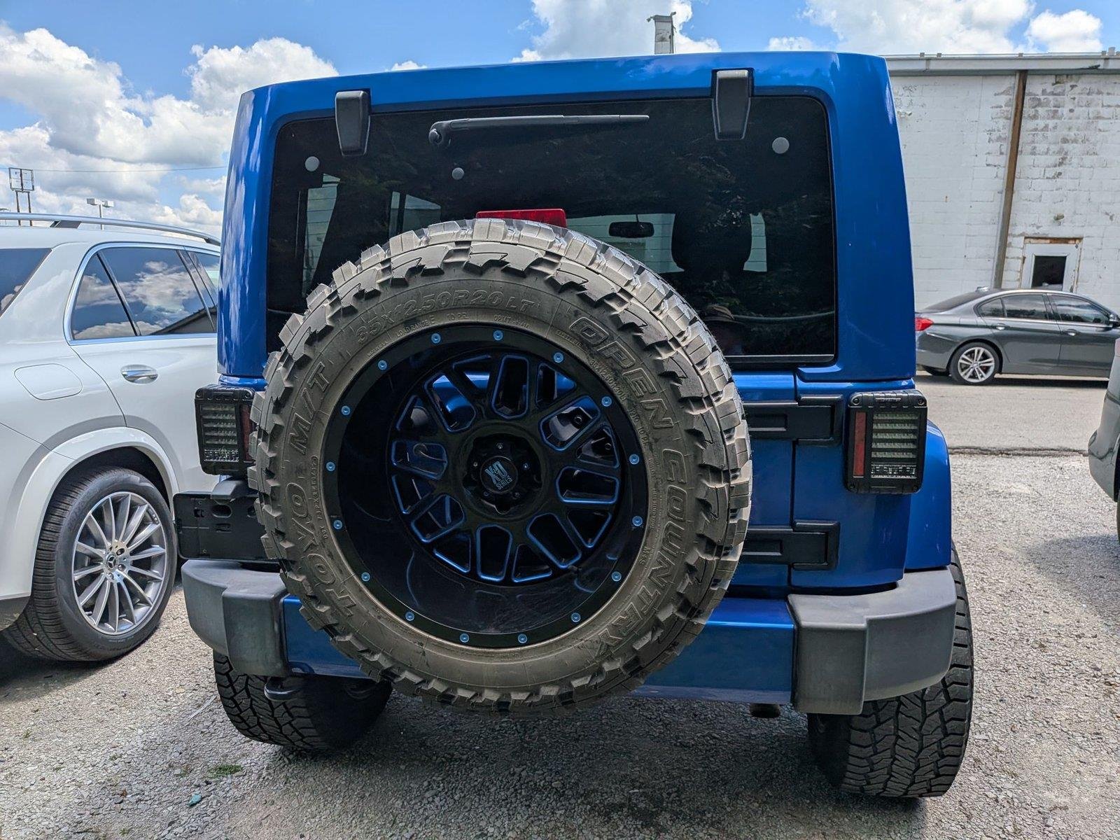 Used 2016 Hydro Blue Pearlcoat Jeep Sahara image 3