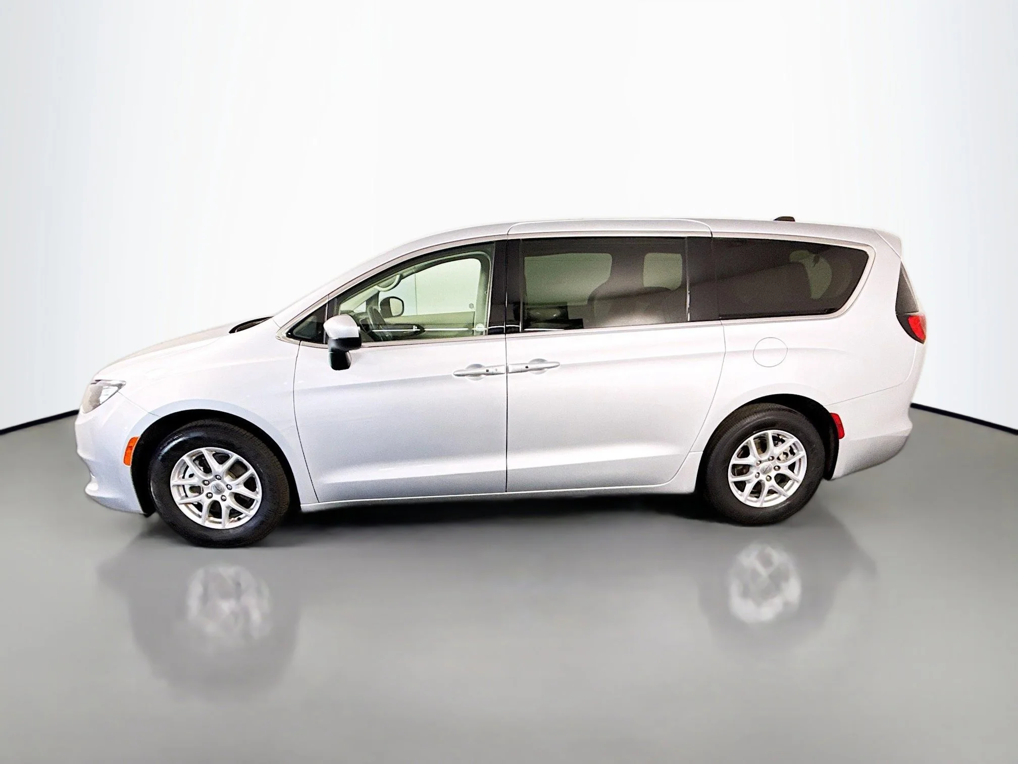 Used 2023 Silver Mist Clearcoat Chrysler LX image 4