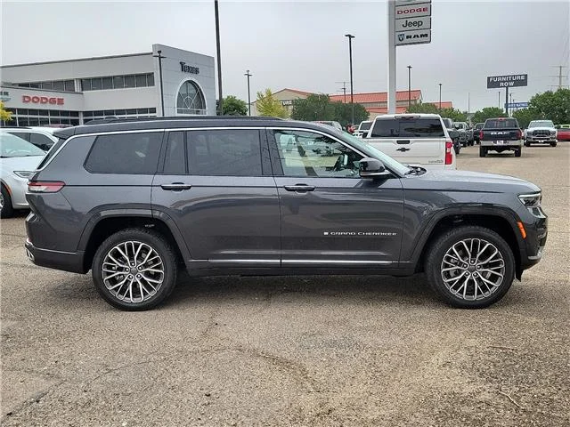 Used 2025 Gray Jeep Summit Reserve 4x4 image 5