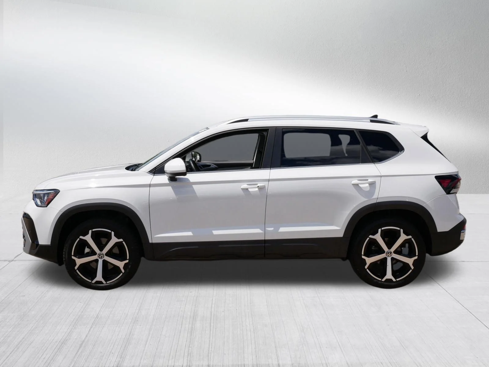 Used 2025 Pure White Volkswagen SEL image 4