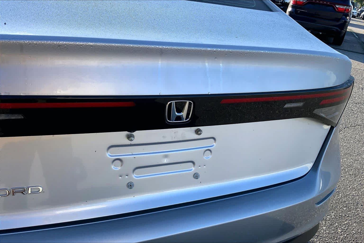Used 2025 Solar Silver Metallic Honda SE image 10