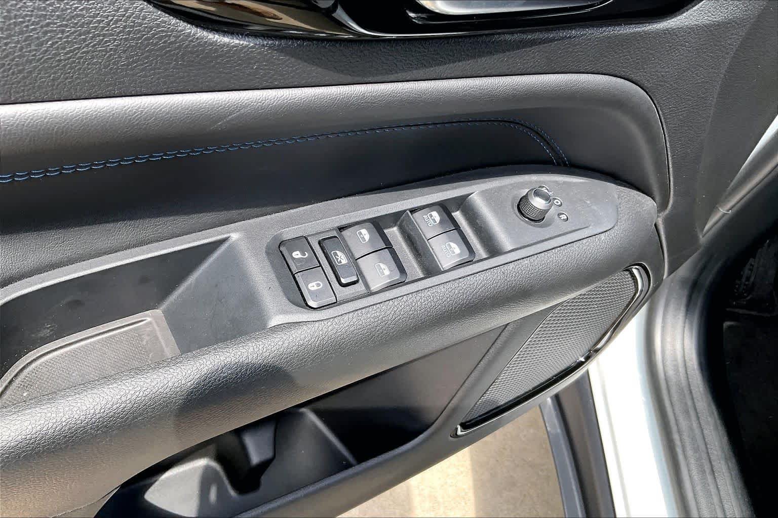 New 2026 Bright White Clearcoat Jeep Latitude image 18