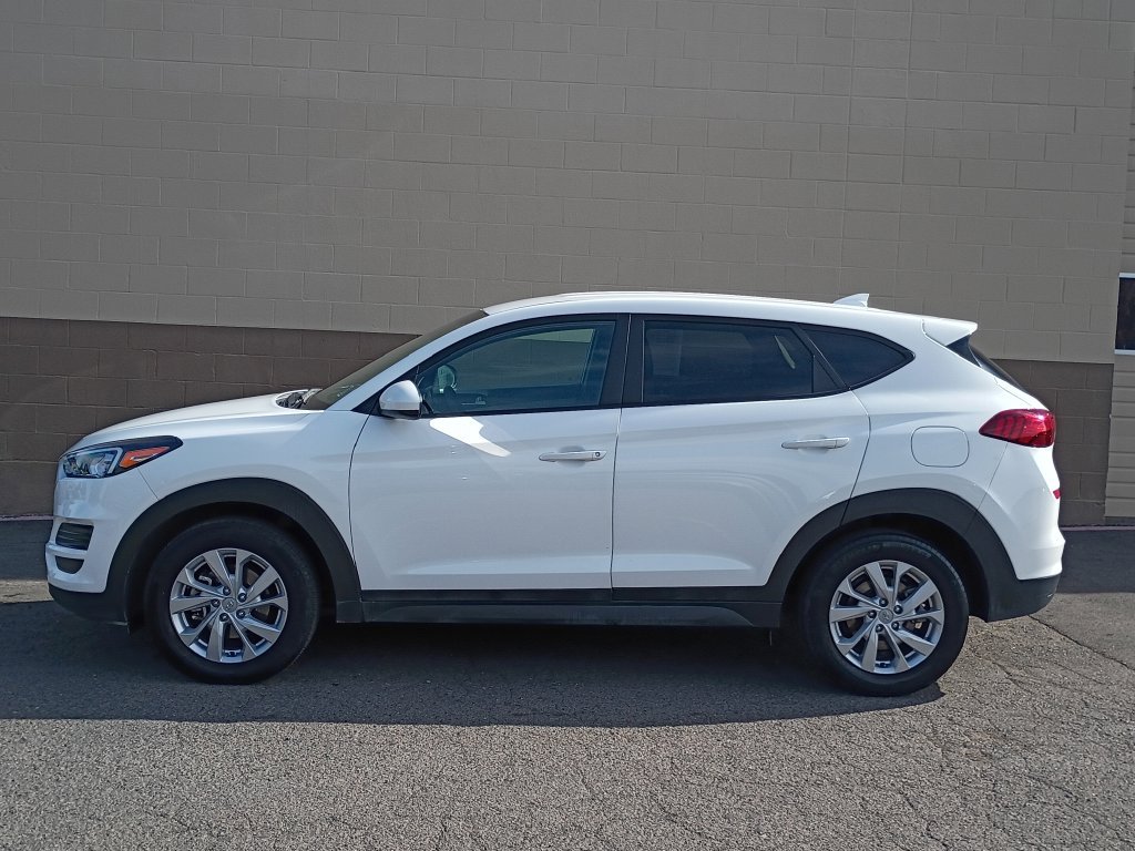 Used 2020 White Hyundai SE image 9