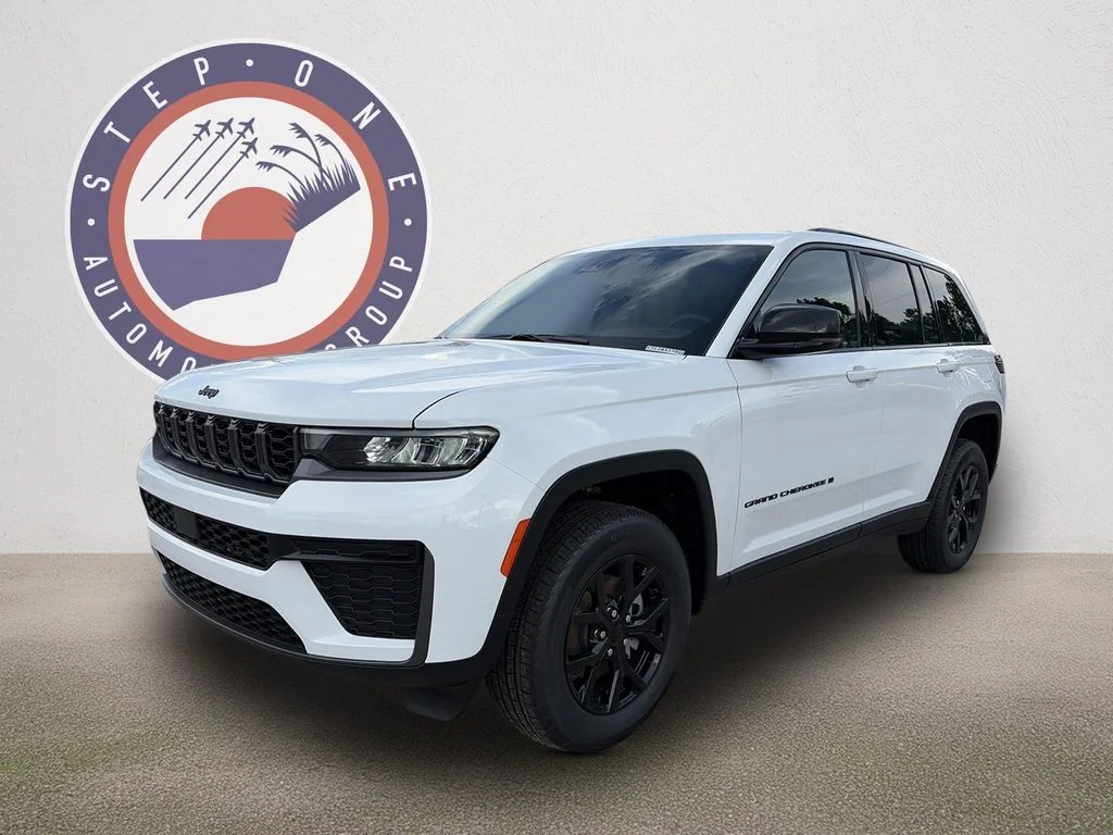 New 2026 Bright White Clear-Coat Exterior Paint Jeep Laredo Altitude image 2