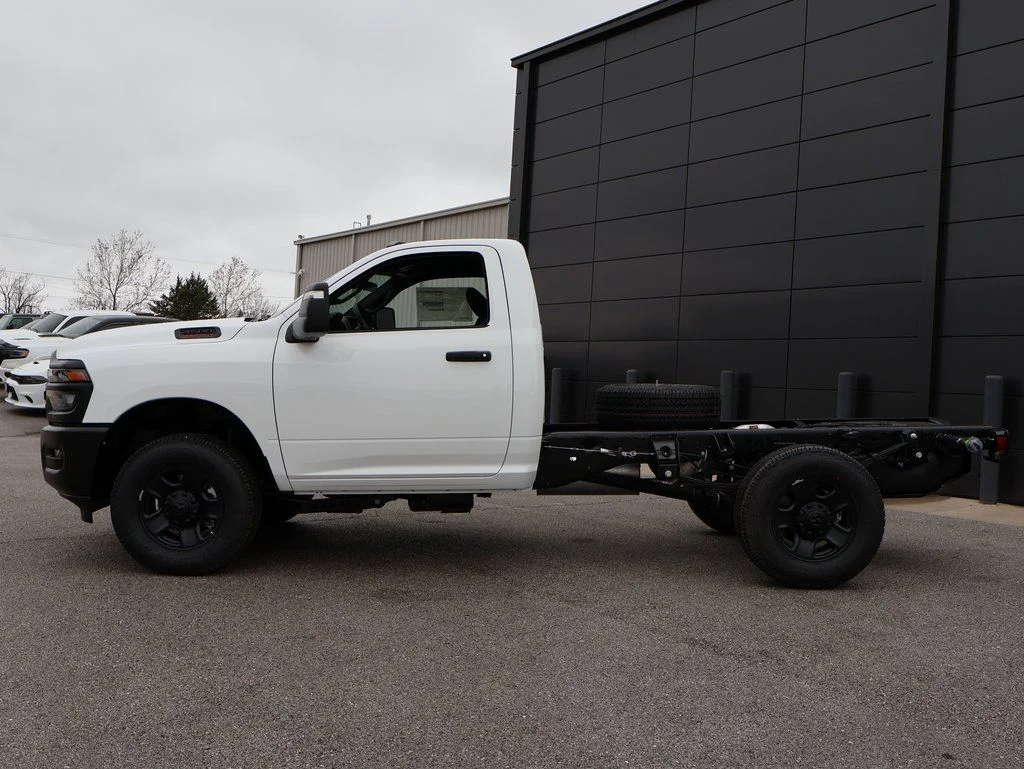 2026 RAM 3500 Chassis Tradesman - Photo 2