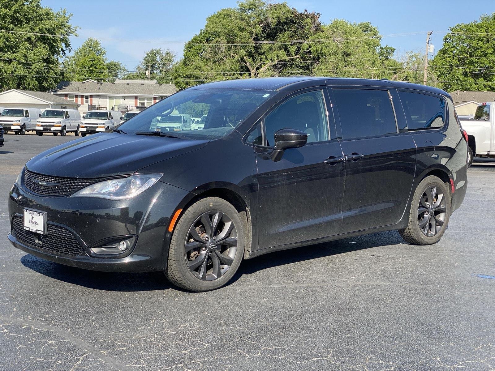 2019 Chrysler Pacifica Touring Plus's photo
