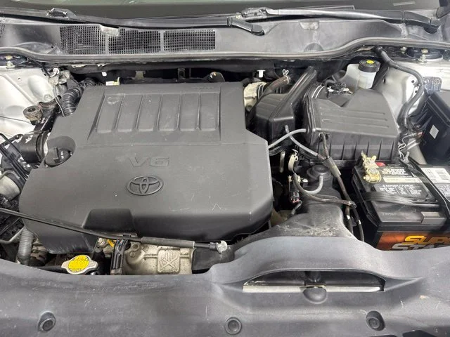 Used 2014 Classic Silver Metallic Toyota LE image 9