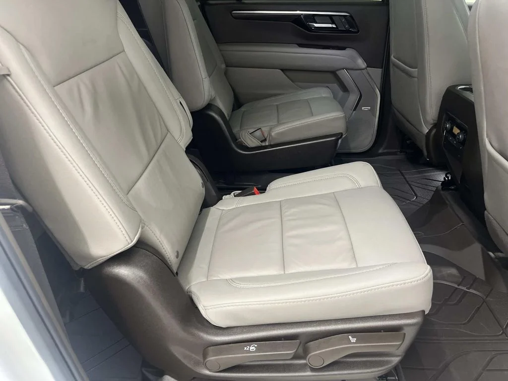 Used 2025 Summit White Chevrolet LT image 27