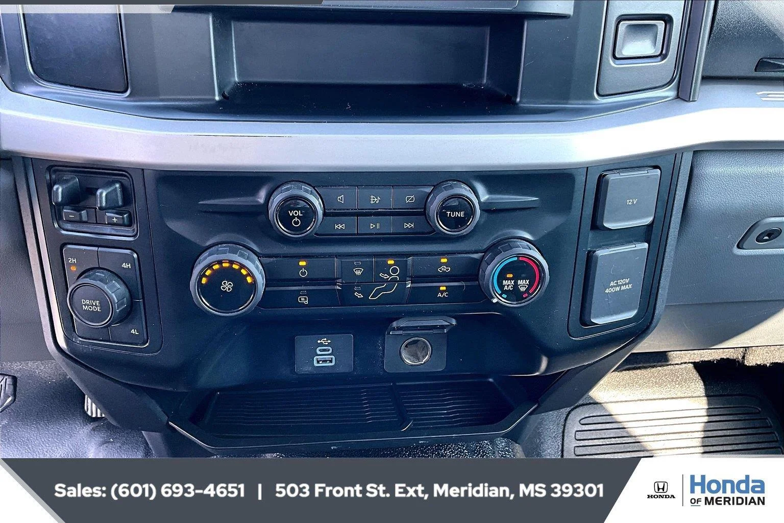 Used 2023 Oxford White Ford XLT image 22