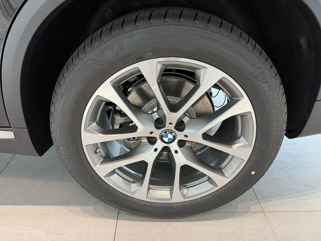 New 2026 Black Sapphire Metallic BMW xDrive40i image 7