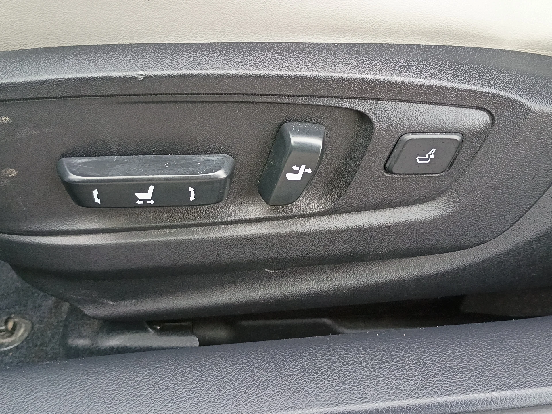 Used 2014 Silver Lining Metallic Lexus Base image 18