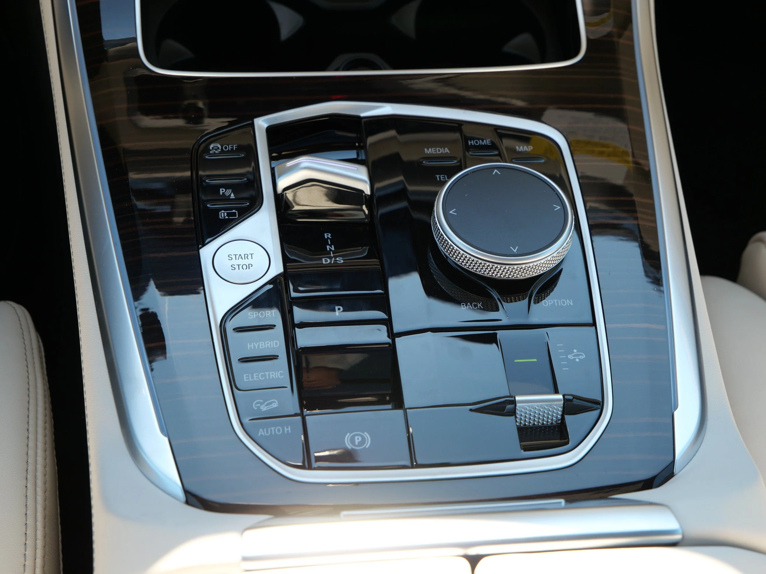 New 2026 Dravit Grey Metallic BMW xDrive50e image 10