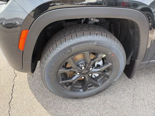 New 2026 Diamond Black Crystal Pearl-Coat Exterior Paint Jeep Altitude image 7