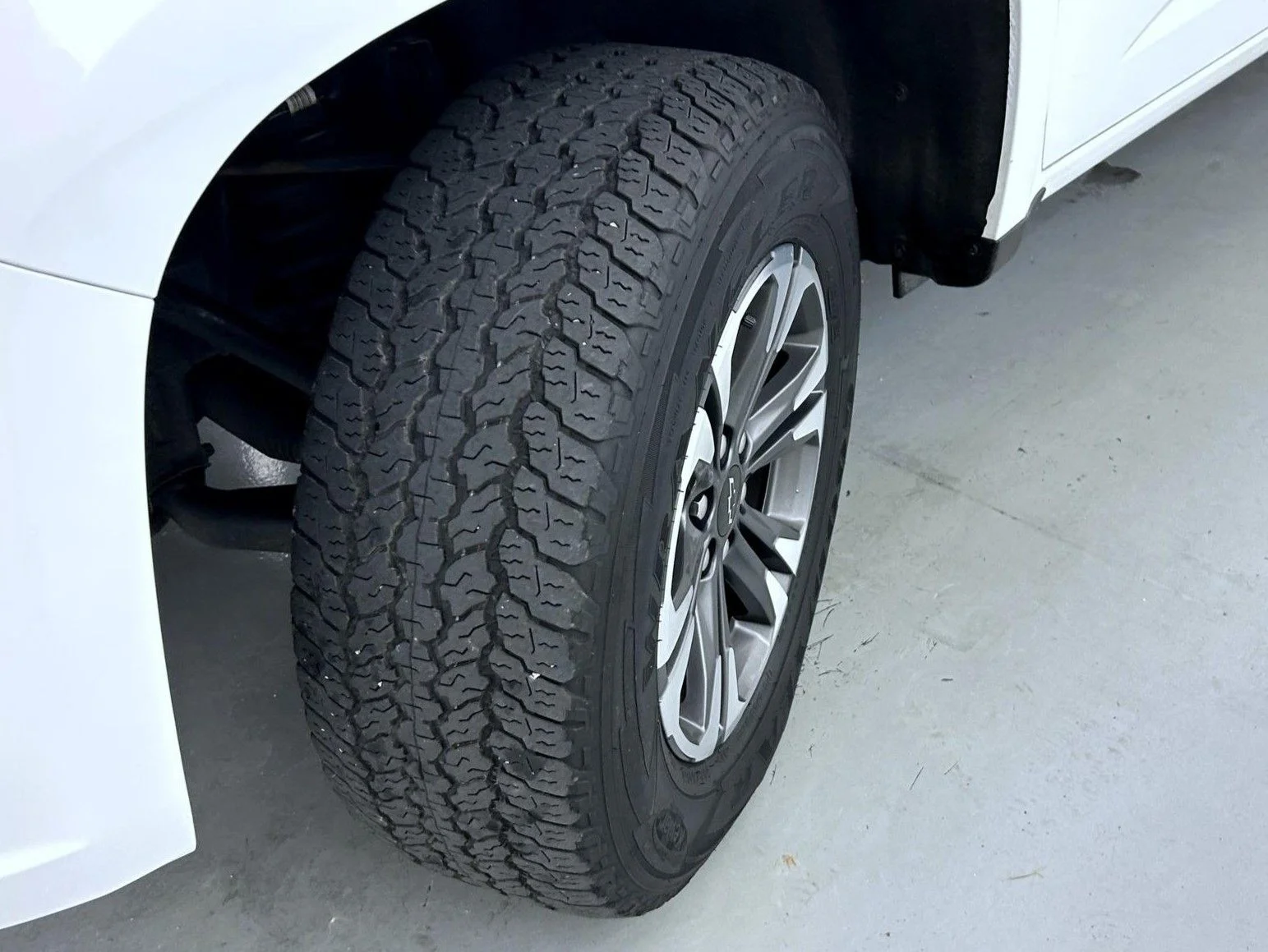 Used 2022 White Chevrolet Z71 image 24