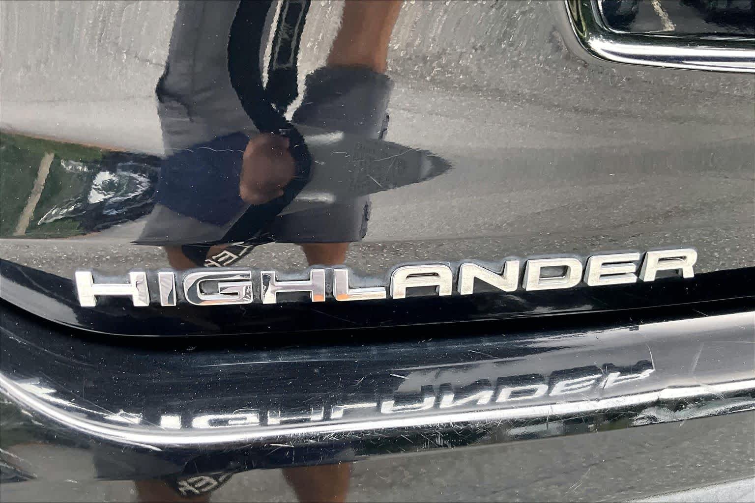 Used 2021 Midnight Black Metallic Toyota XLE image 31