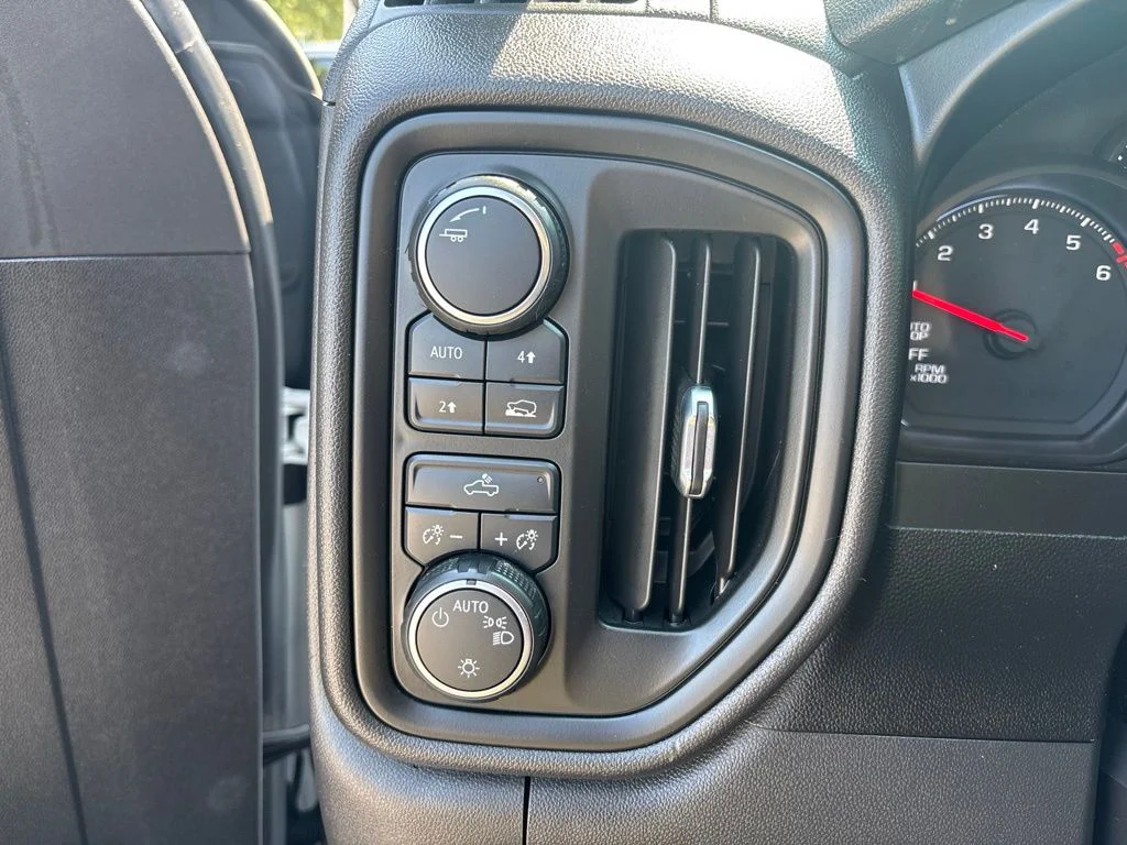 Used 2021 White Chevrolet Custom image 12