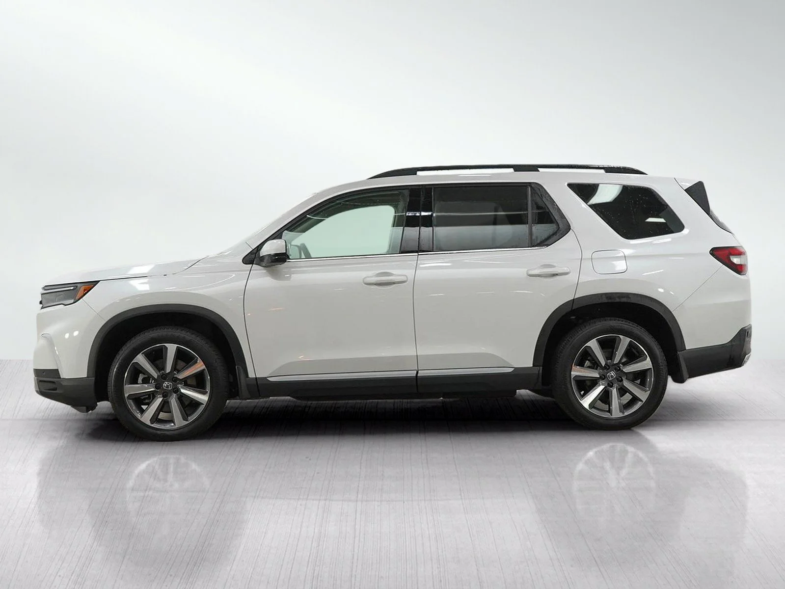 Used 2024 Honda Pilot Touring with VIN 5FNYG1H77RB049121 for sale in Wayzata, Minnesota