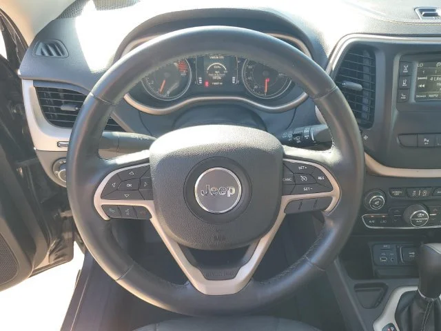 Used 2017 Granite Crystal Jeep Latitude image 16