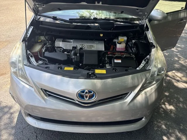 Used 2014 Silver Toyota Three image 29