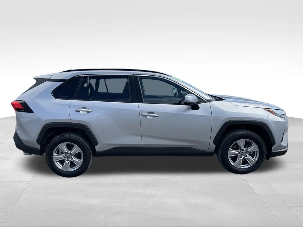 Used 2022 Silver Toyota XLE image 4