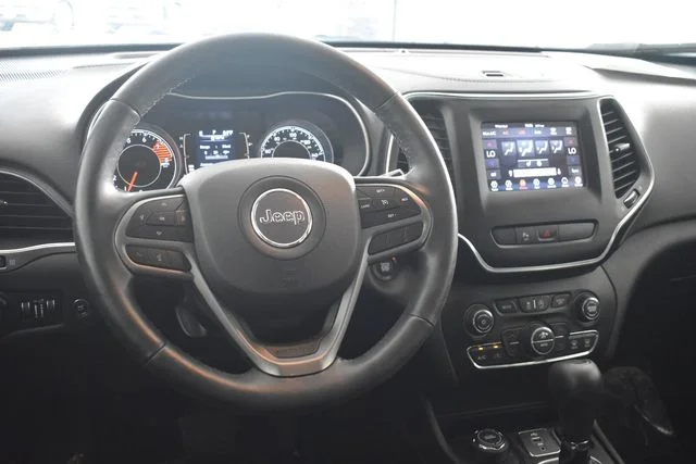 Used 2019 Silver Jeep Latitude Plus image 21