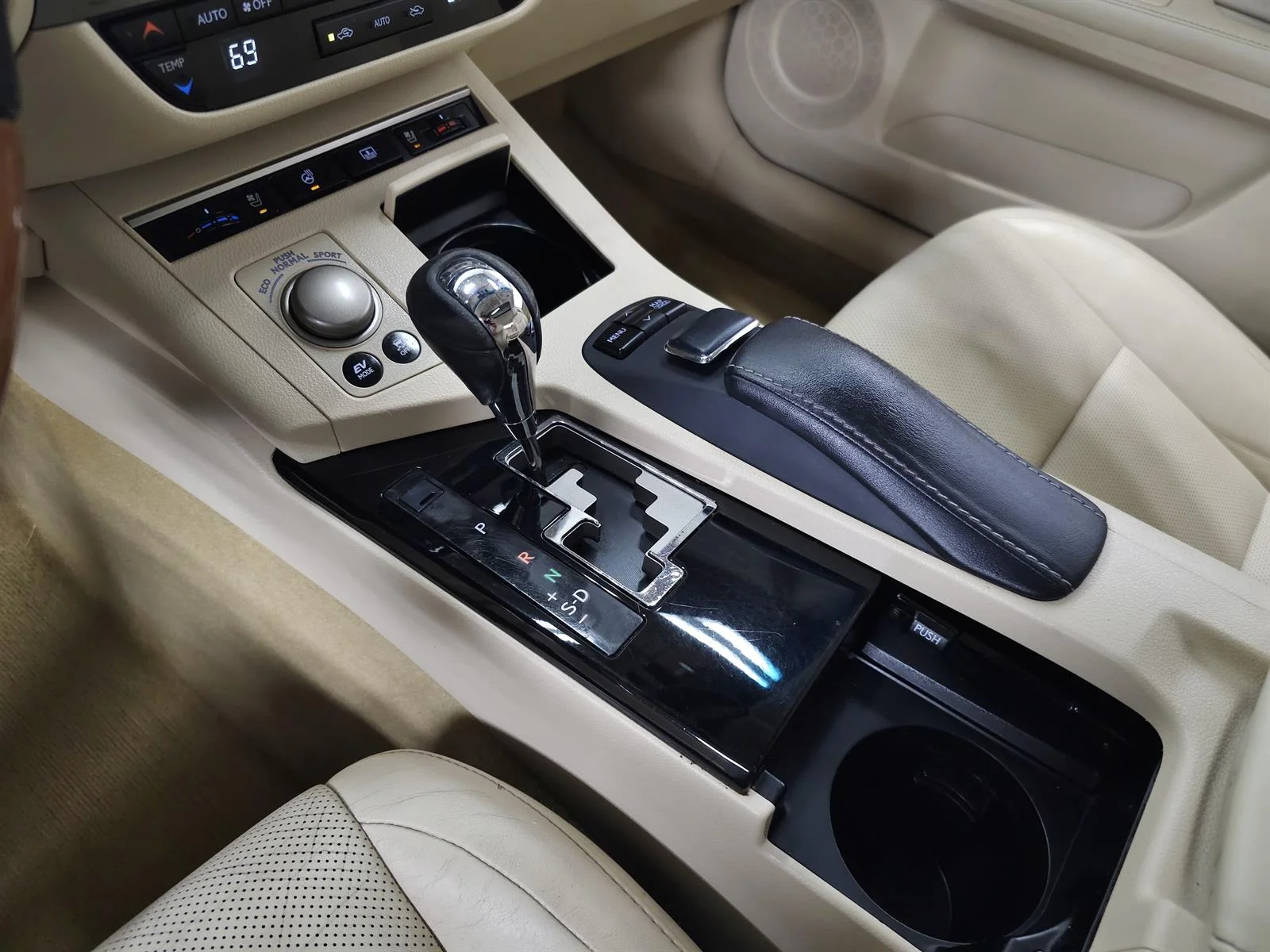 Used 2014 White Lexus  image 27