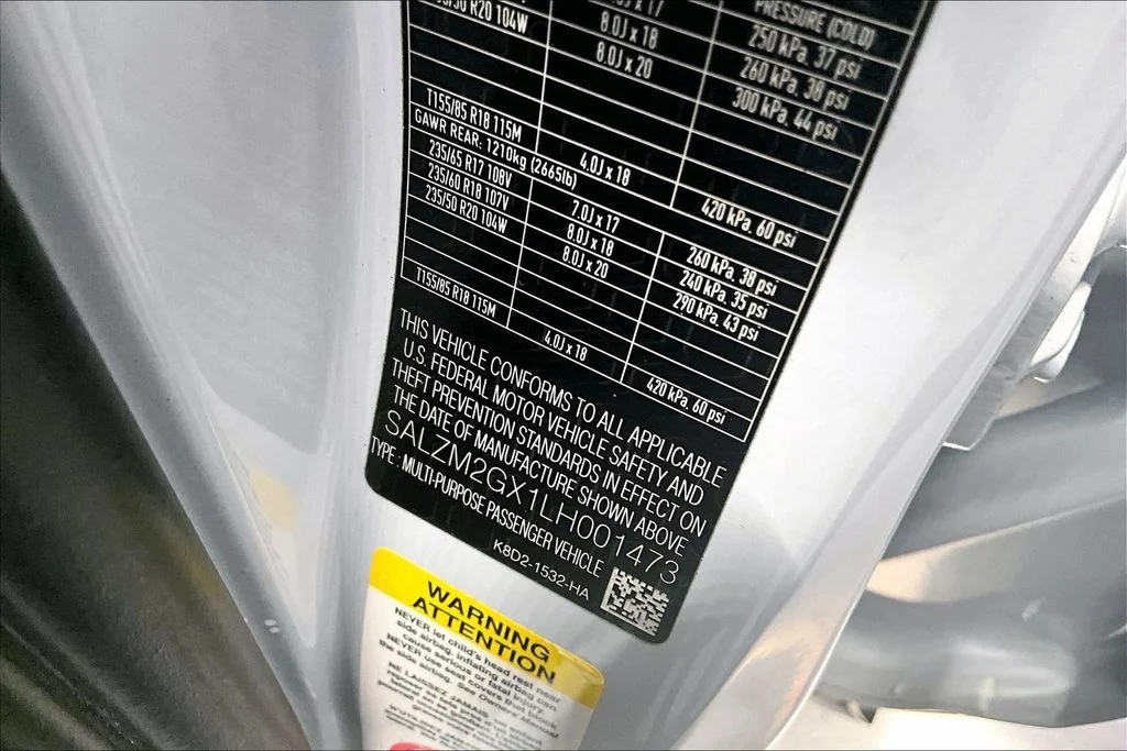Used 2020 White Land Rover R-Dynamic HSE image 24