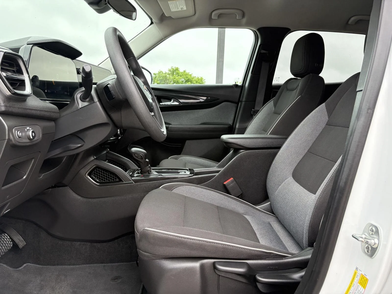 Used 2025 Summit White Chevrolet LT image 11
