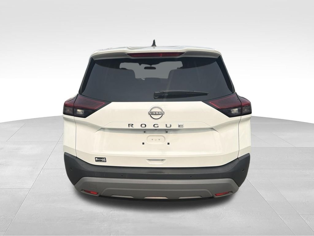 Used 2022 White Nissan S image 4
