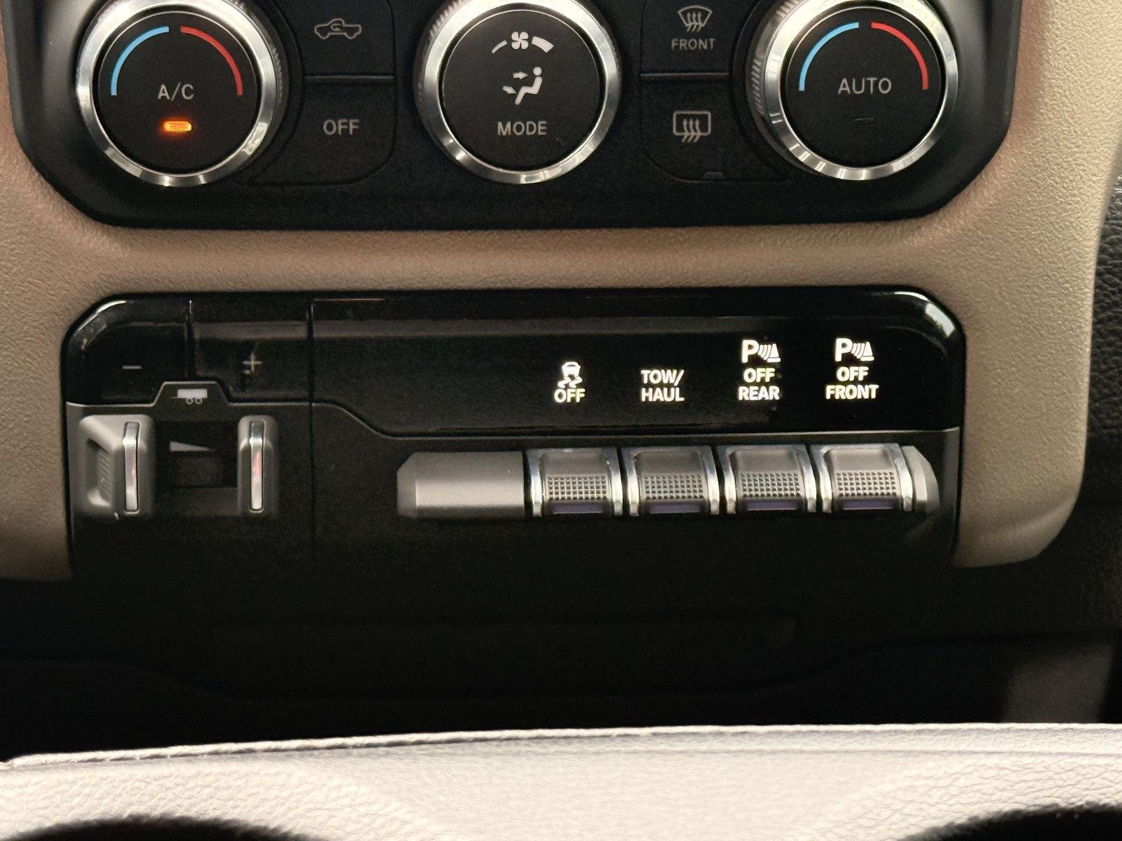 Used 2020 Diamond Black Crystal Pearlcoat Ram Laramie image 32