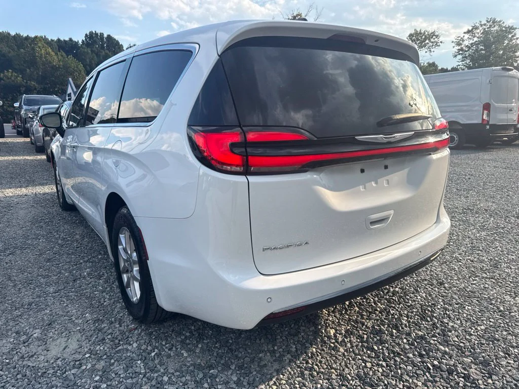 Used 2024 White Chrysler Touring L image 4